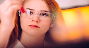 Research Careers in Germany - An image of a female scientist in a lab